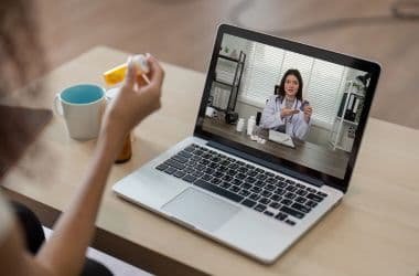 Estudiante de medicina tomando clase virtual con médico docente a través de videollamada